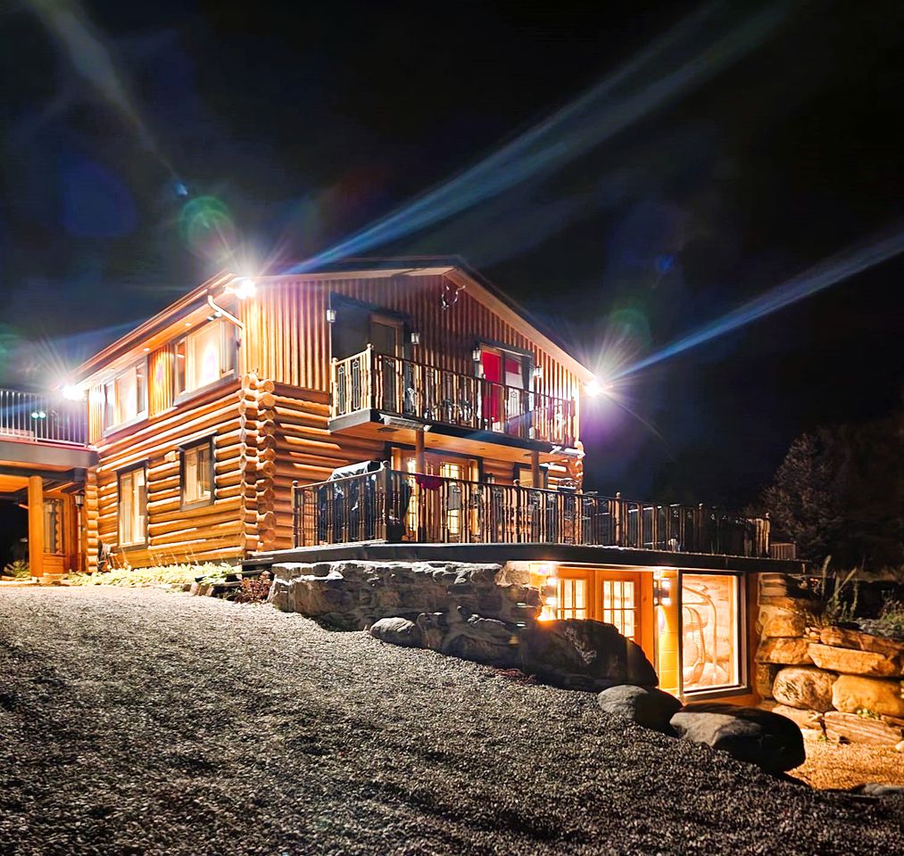 Spectacular Equipped Cottage with Pool, Jacuzzi and Poker Table in Quebec