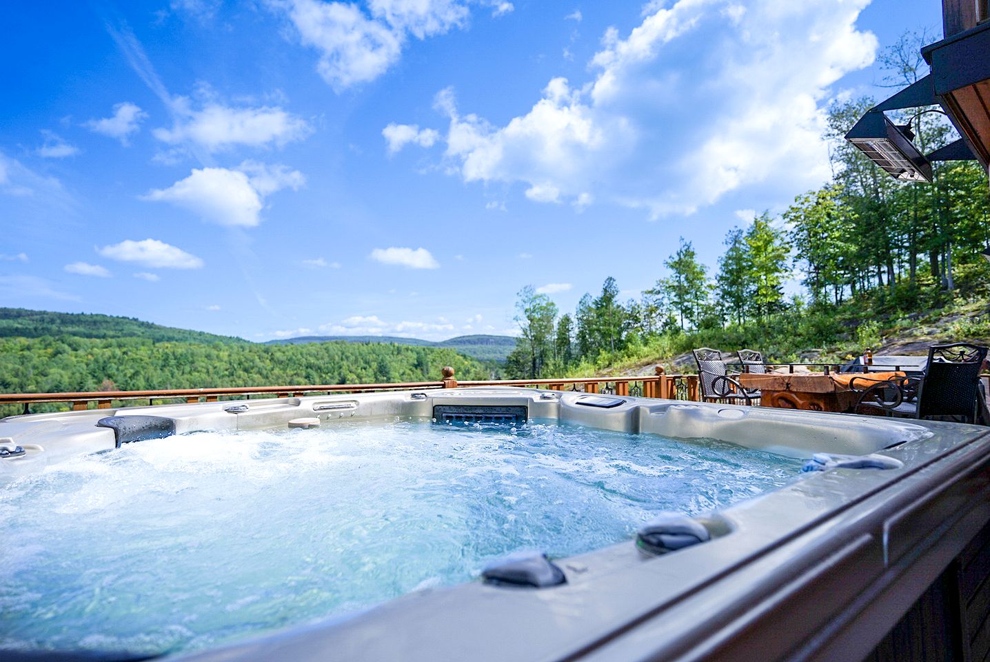 Spectacular Equipped Cottage with Pool, Jacuzzi and Poker Table in Quebec