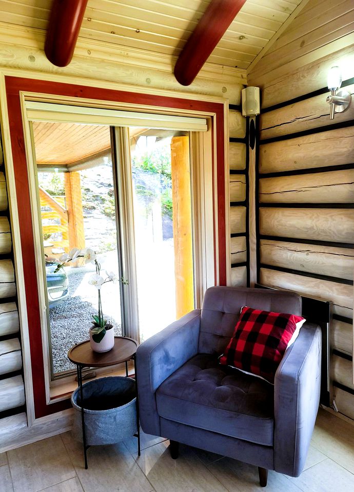 Spectacular Equipped Cottage with Pool, Jacuzzi and Poker Table in Quebec