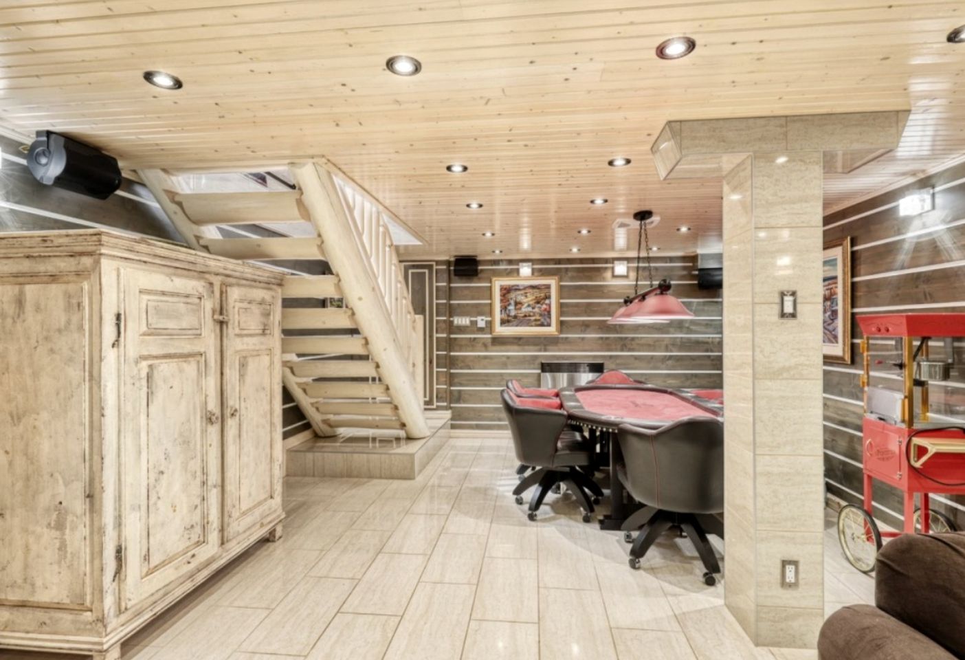 Spectacular Equipped Cottage with Pool, Jacuzzi and Poker Table in Quebec