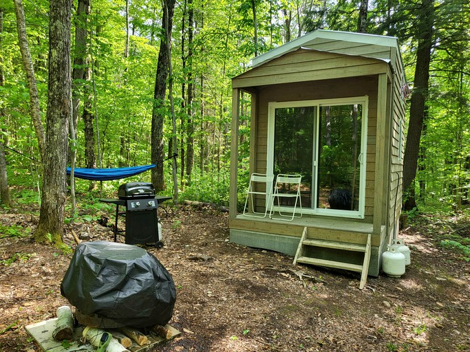 Cabins (Canada, Saint-Damien, Quebec)