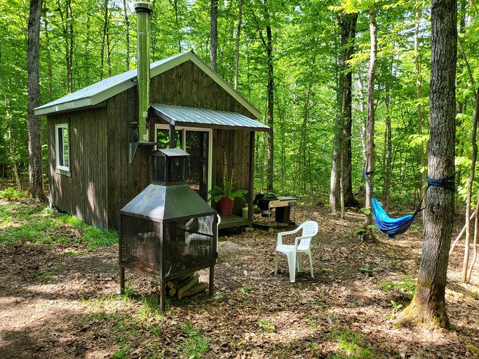 Cabins (Canada, Saint-Damien, Quebec)