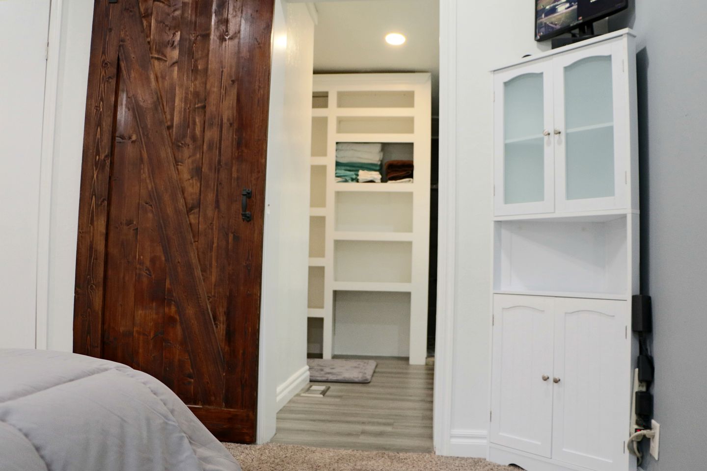 Charming Cabin with Private Dock on Lake for Lovely Family Glamping Near Oklahoma City