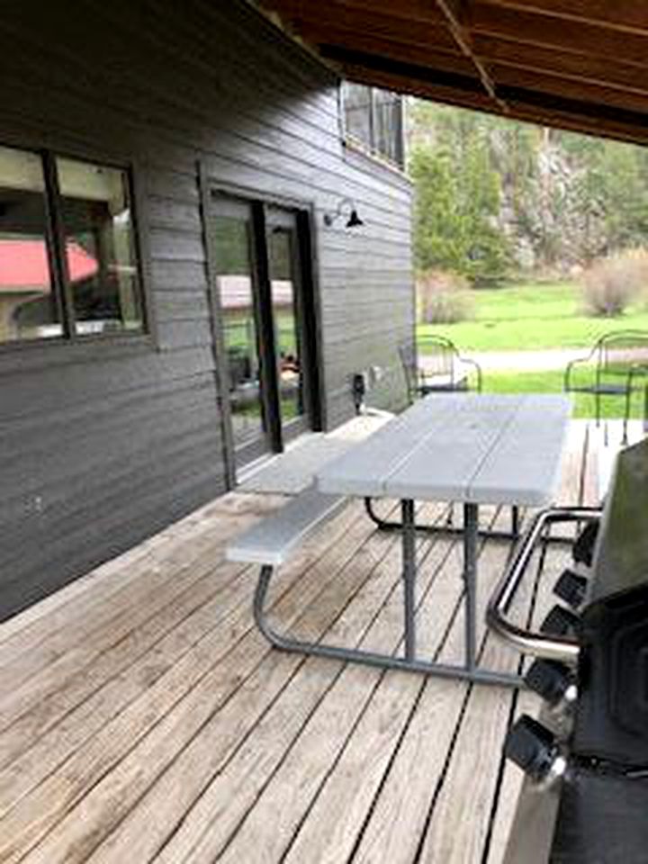 Trendy and Spacious Cabin Surrounded by Nature in Rapid City, South Dakota