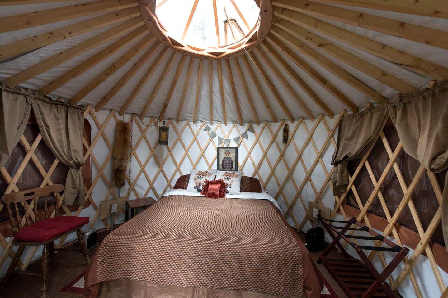 Alaskan Lakeside Yurt Glamping, Perfect for a Getaway near Seward