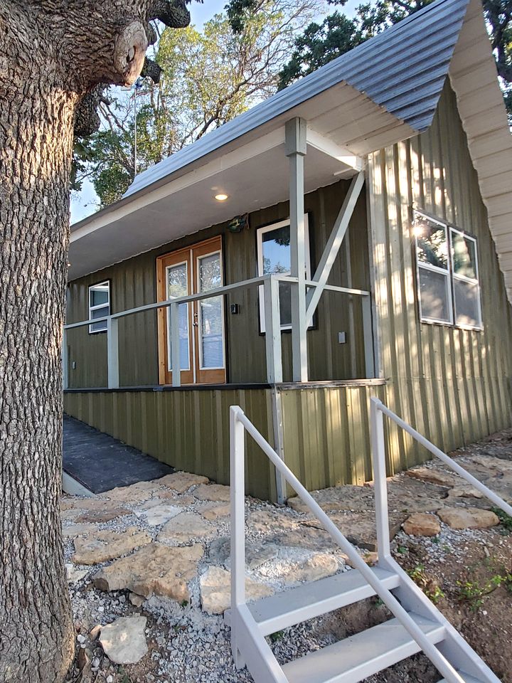 Charming Lakefront Cabin with Sandy Beach Access & Fire Pit Near Lake Cisco, TX