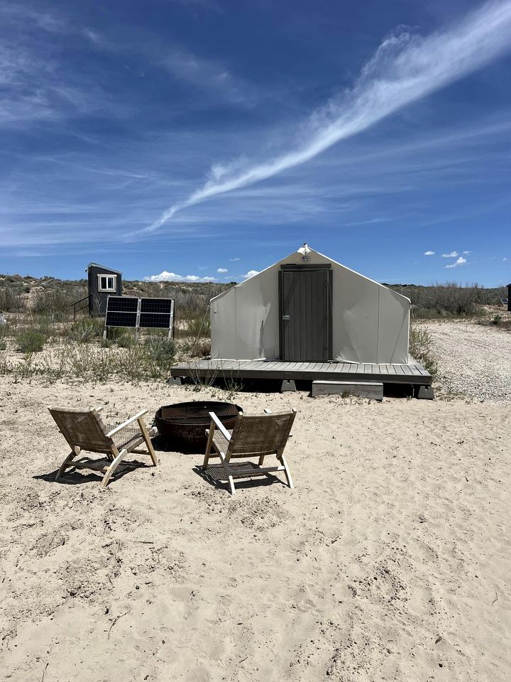 Spacious Pet-Friendly Safari Tent on Yuba Lake with Spectacular Views for a Memorable Glamping Escape in Utah
