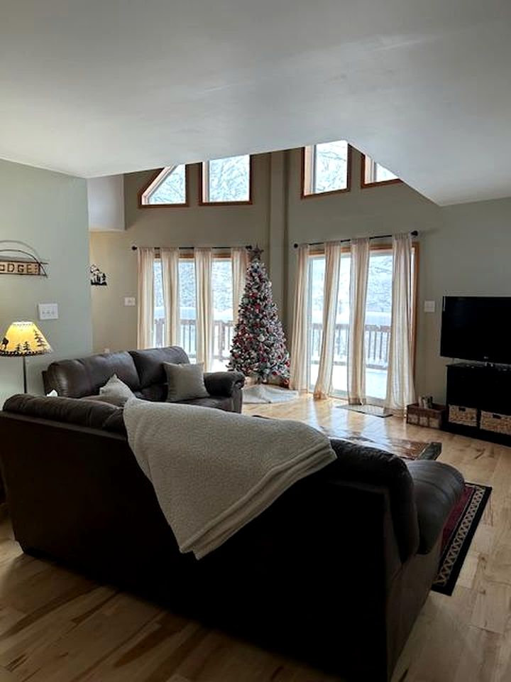 Cozy and Charming Cabin Nestled in the Hollywood Hills of Old Forge, Webb, NY