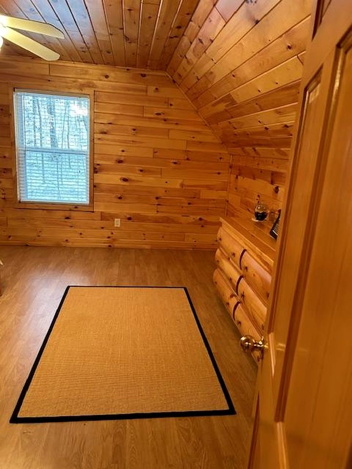 Cozy and Charming Cabin Nestled in the Hollywood Hills of Old Forge, Webb, NY