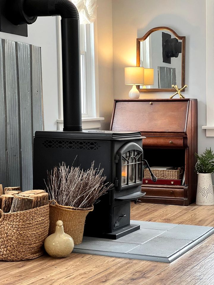 Beautiful, Rustic, Lodge with Pizza Oven, BBQ, and Porch for an Amazing Family Getaway in Ontario