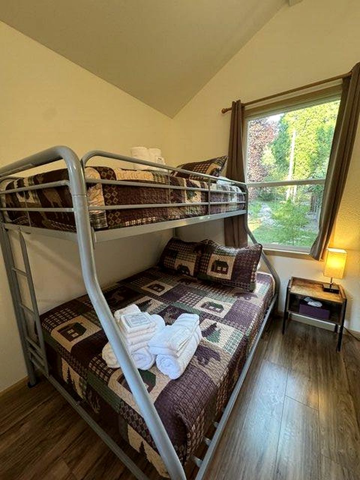 Cozy Studio-Style Cabin for a Glamping Getaway in Clearwater, Oregon