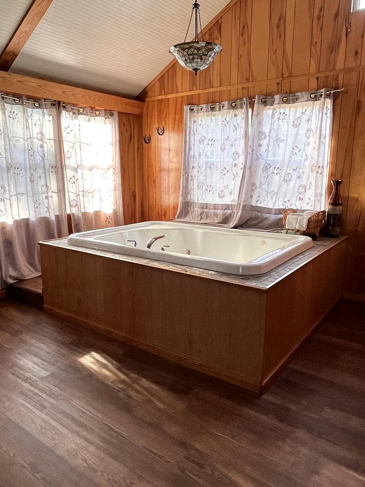 Romantic Luxury Cabin with Jacuzzi Whirlpool & Pond View Near Zwolle, Louisiana