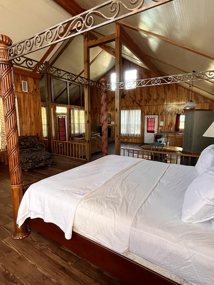 Romantic Luxury Cabin with Jacuzzi Whirlpool & Pond View Near Zwolle, Louisiana