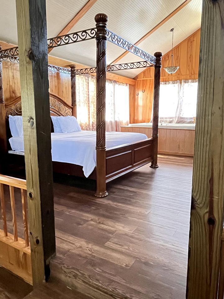 Romantic Luxury Cabin with Jacuzzi Whirlpool & Pond View Near Zwolle, Louisiana