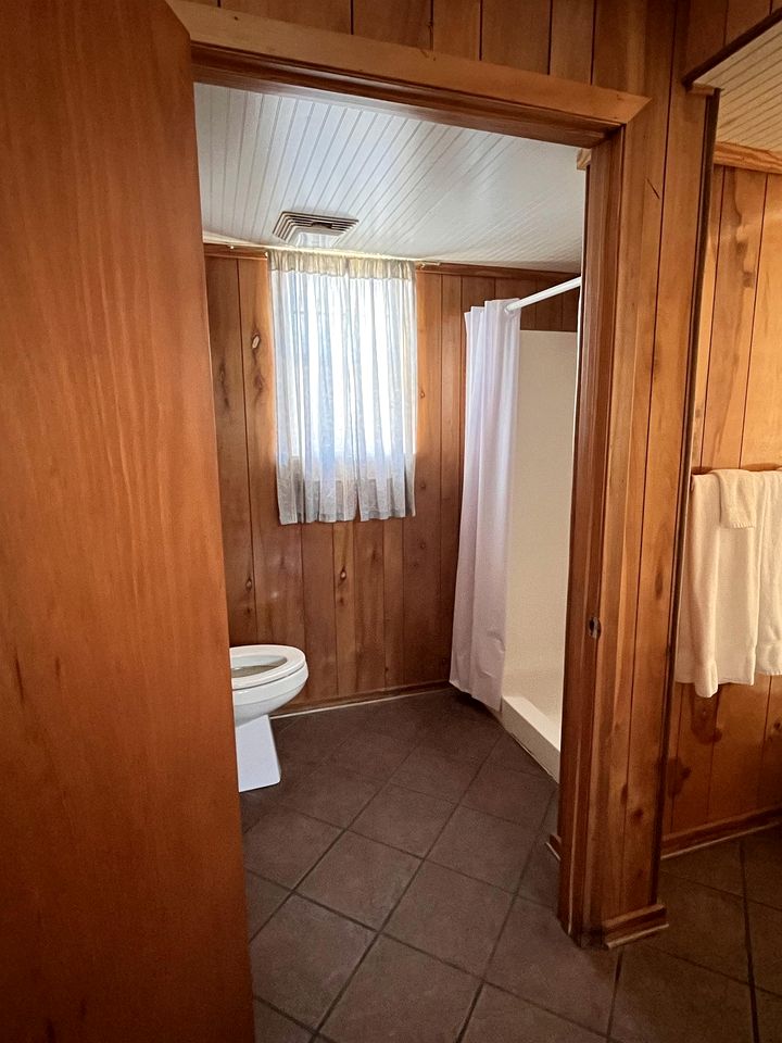 Romantic Luxury Cabin with Jacuzzi Whirlpool & Pond View Near Zwolle, Louisiana