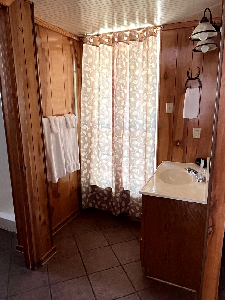 Romantic Luxury Cabin with Jacuzzi Whirlpool & Pond View Near Zwolle, Louisiana