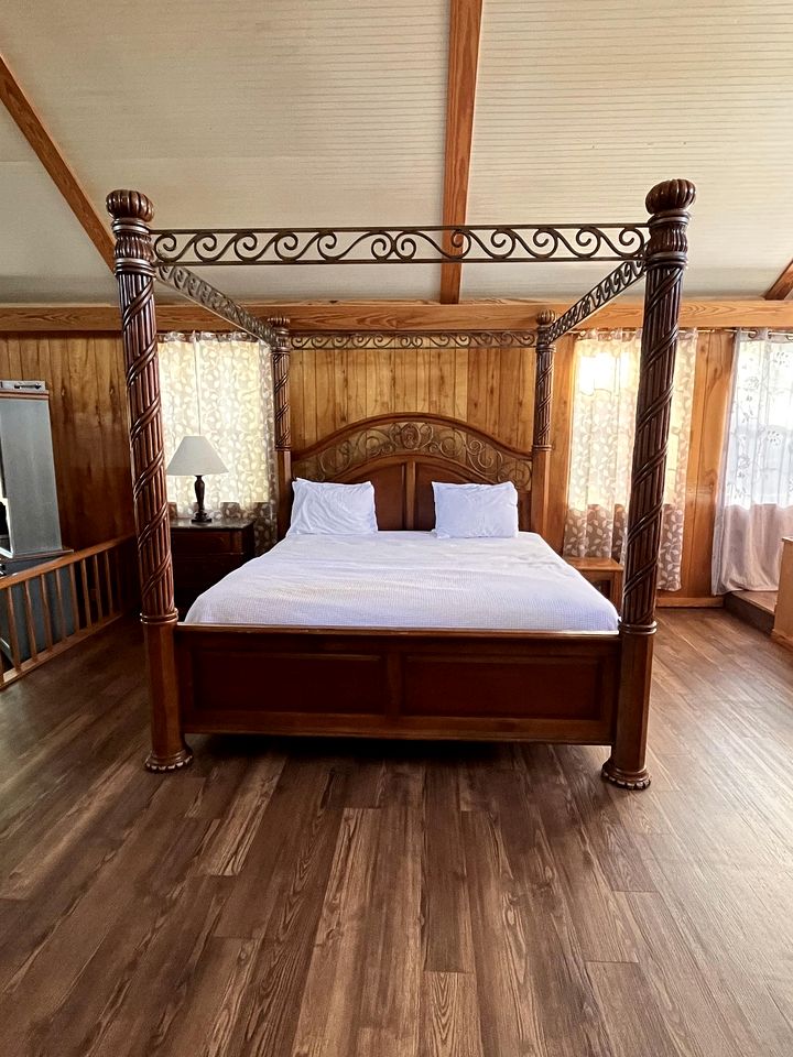 Romantic Luxury Cabin with Jacuzzi Whirlpool & Pond View Near Zwolle, Louisiana