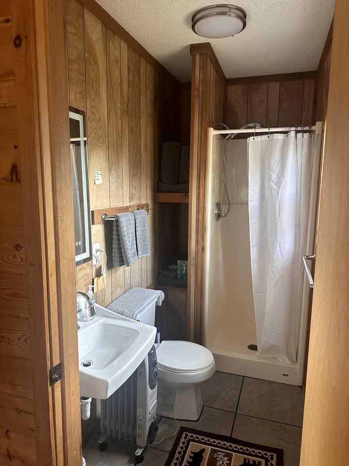 Cabin Charm by Lake Huron: Your Ideal Holiday Retreat in Michigan
