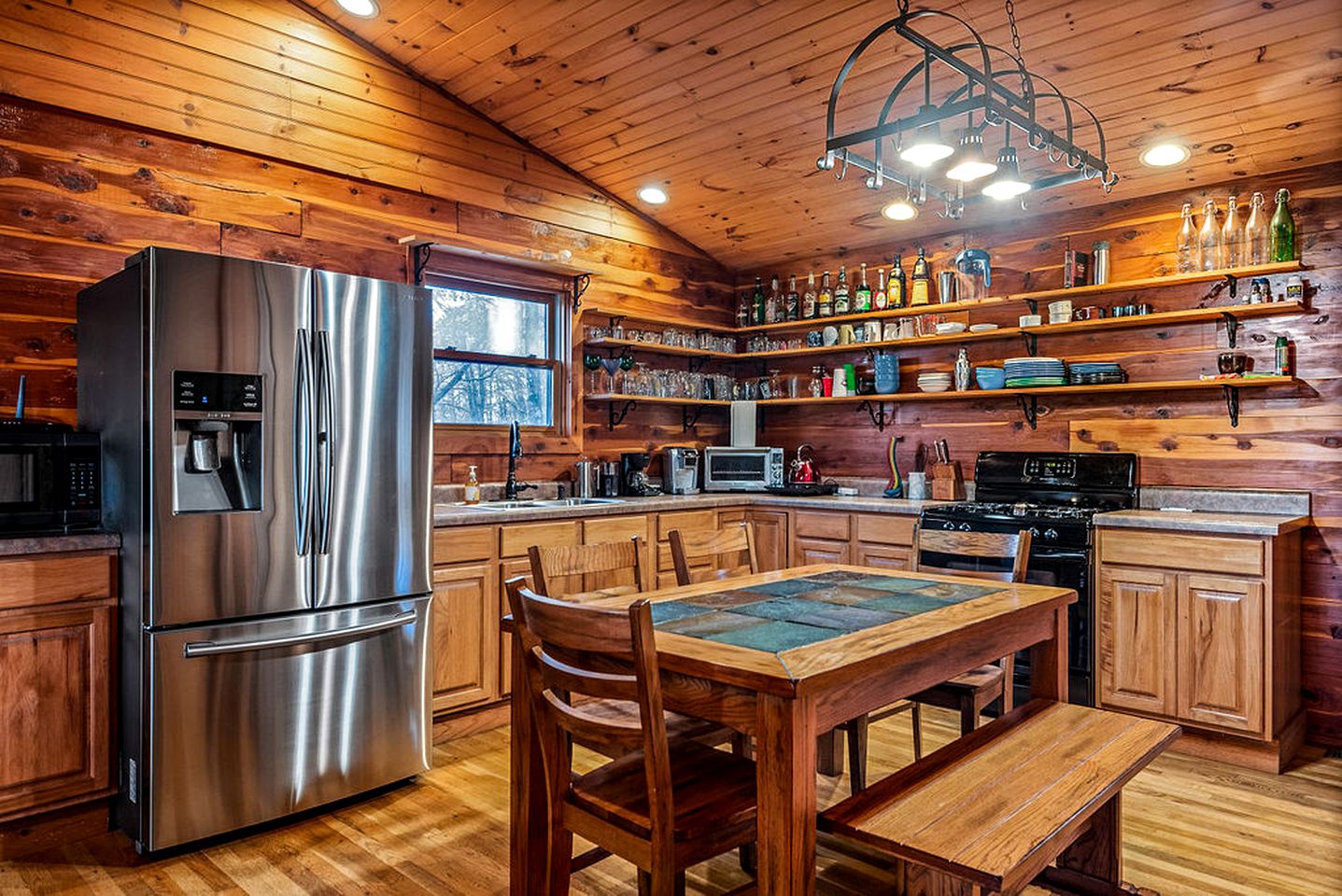 Amazing Log Cabin with Spa Tub for a Getaway near Jasper, Arkansas