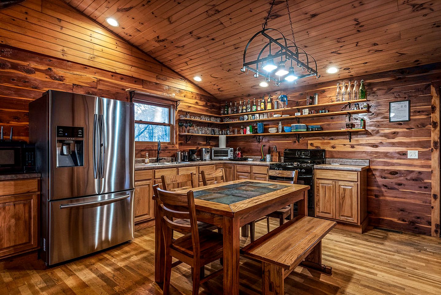 Amazing Log Cabin with Spa Tub for a Getaway near Jasper, Arkansas