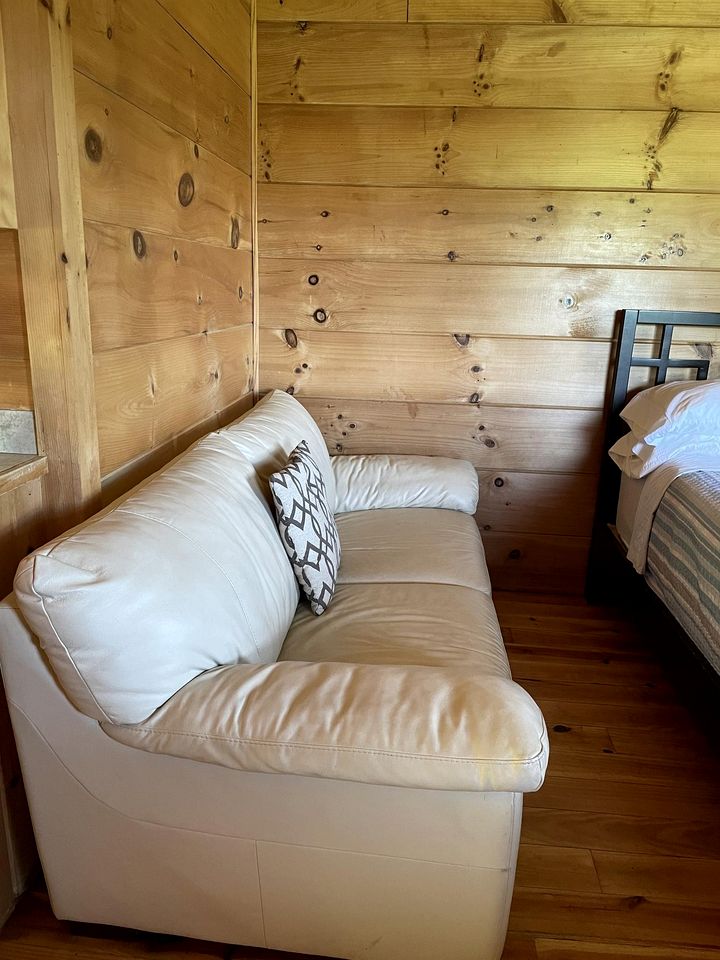 Modern and Romantic Cabin Rental for Couples near Cascade Falls, North Carolina