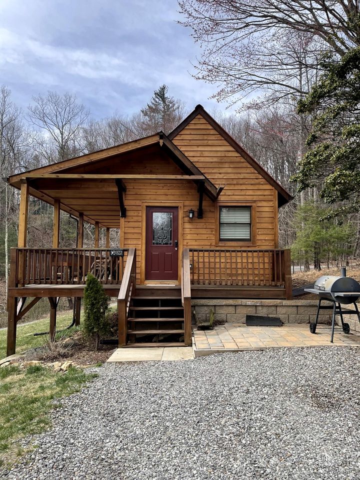 Cabins (United States of America, Purlear, North Carolina)