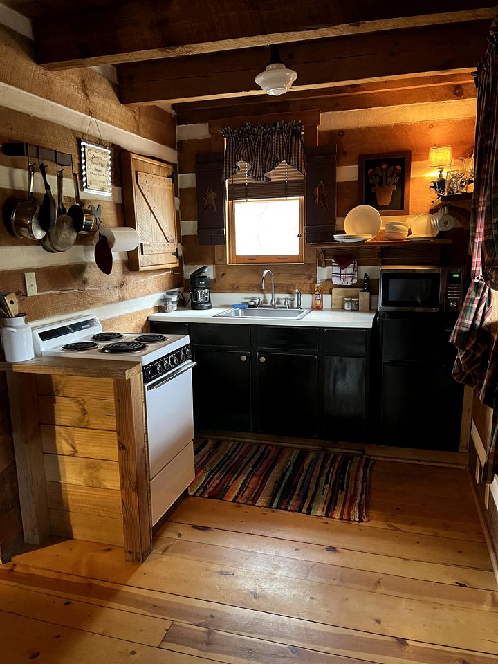 Charming Cabin Rental with Hot Tub and Breakfast Included, Perfect for Intimate Getaways in Virginia