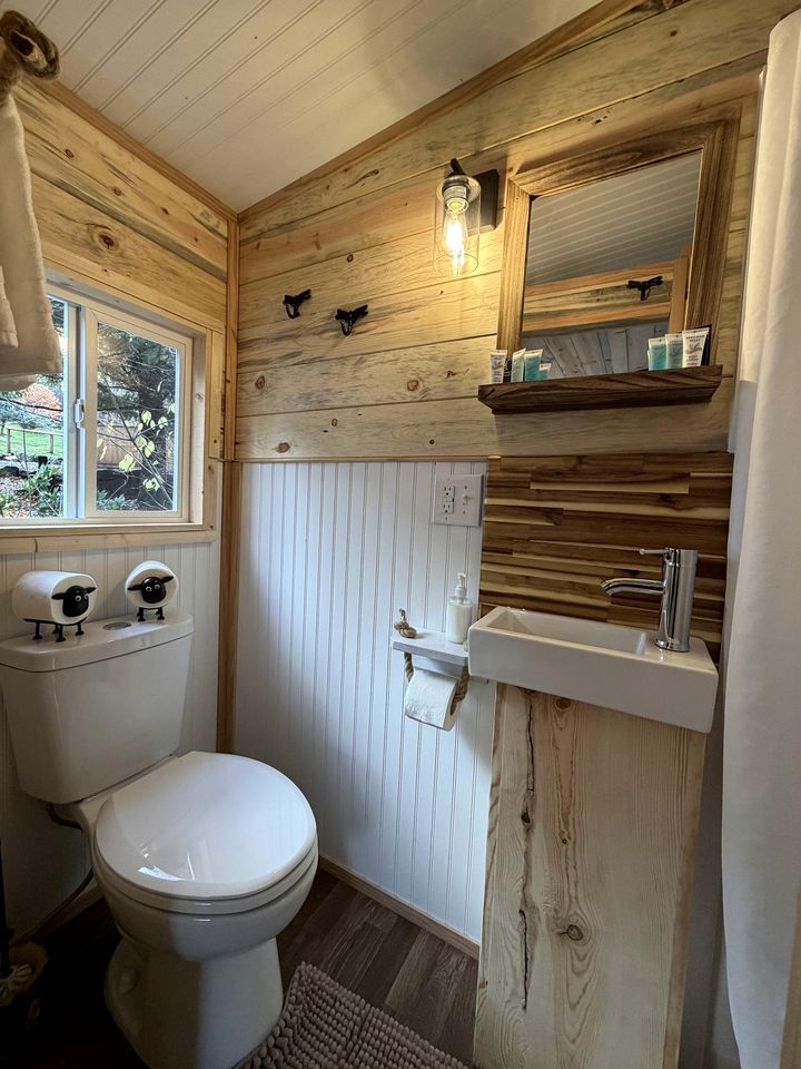 Cute Cozy Cabin for Two for a Romantic Escape in the Umpqua National Forest in Oregon