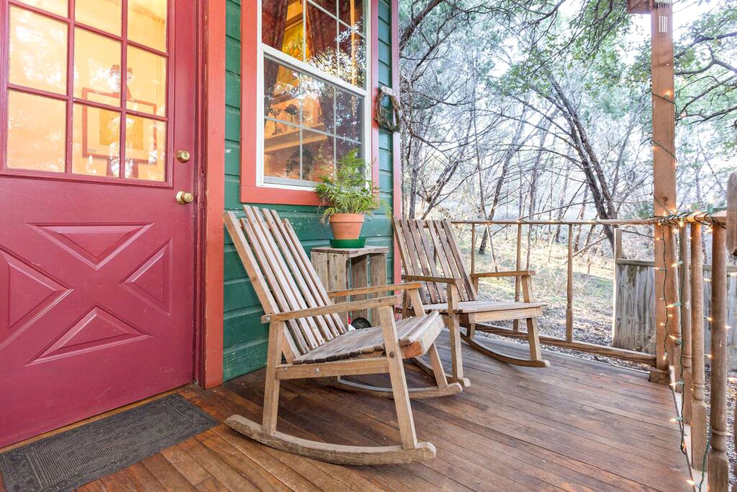 Rustic Victorian-Style Cottage Rental with Clawfoot Bathtub on Hamilton Creek, Texas