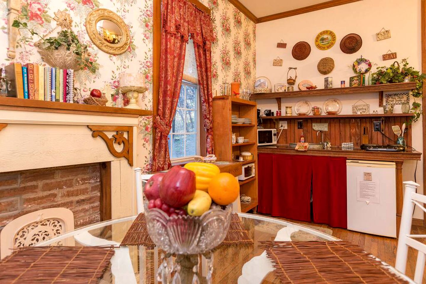 Rustic Victorian-Style Cottage Rental with Clawfoot Bathtub on Hamilton Creek, Texas