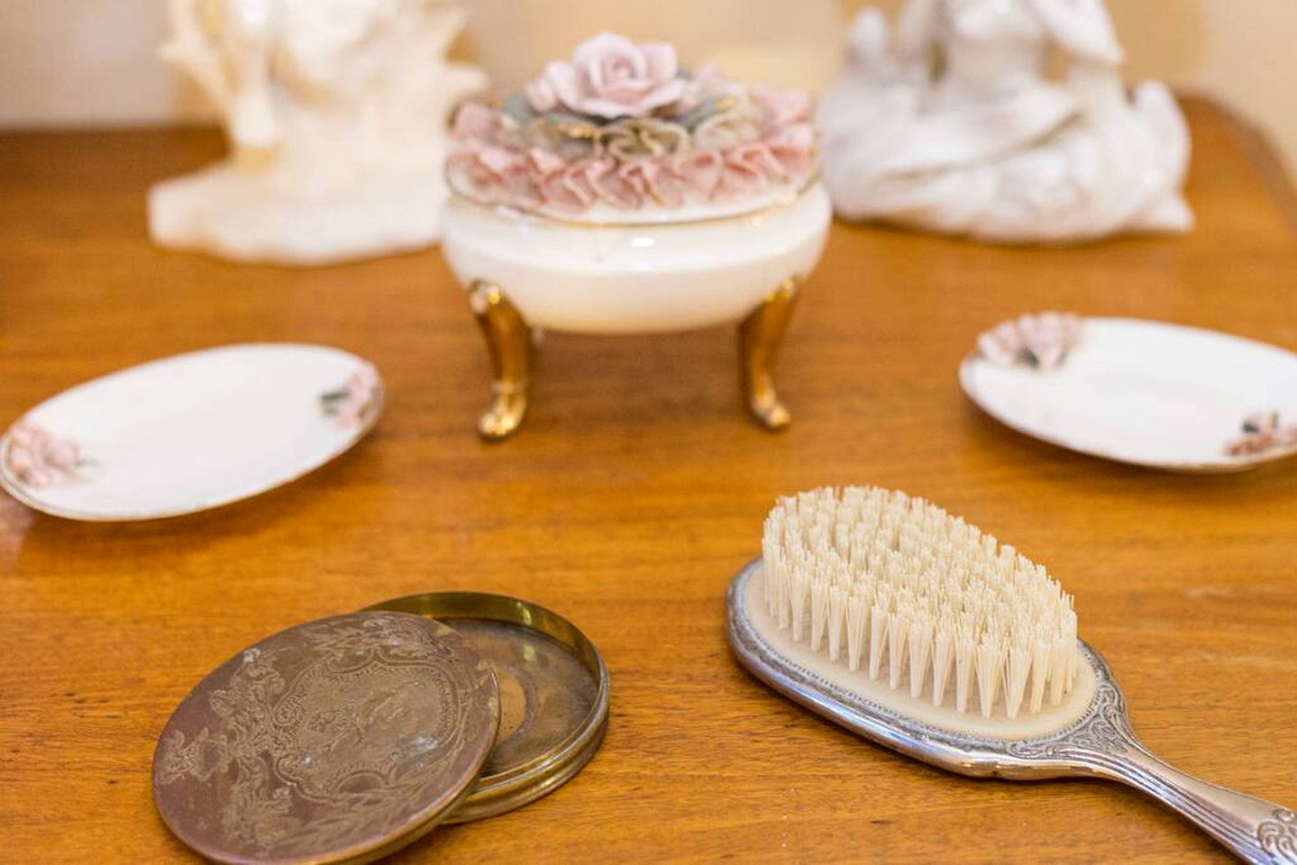 Rustic Victorian-Style Cottage Rental with Clawfoot Bathtub on Hamilton Creek, Texas