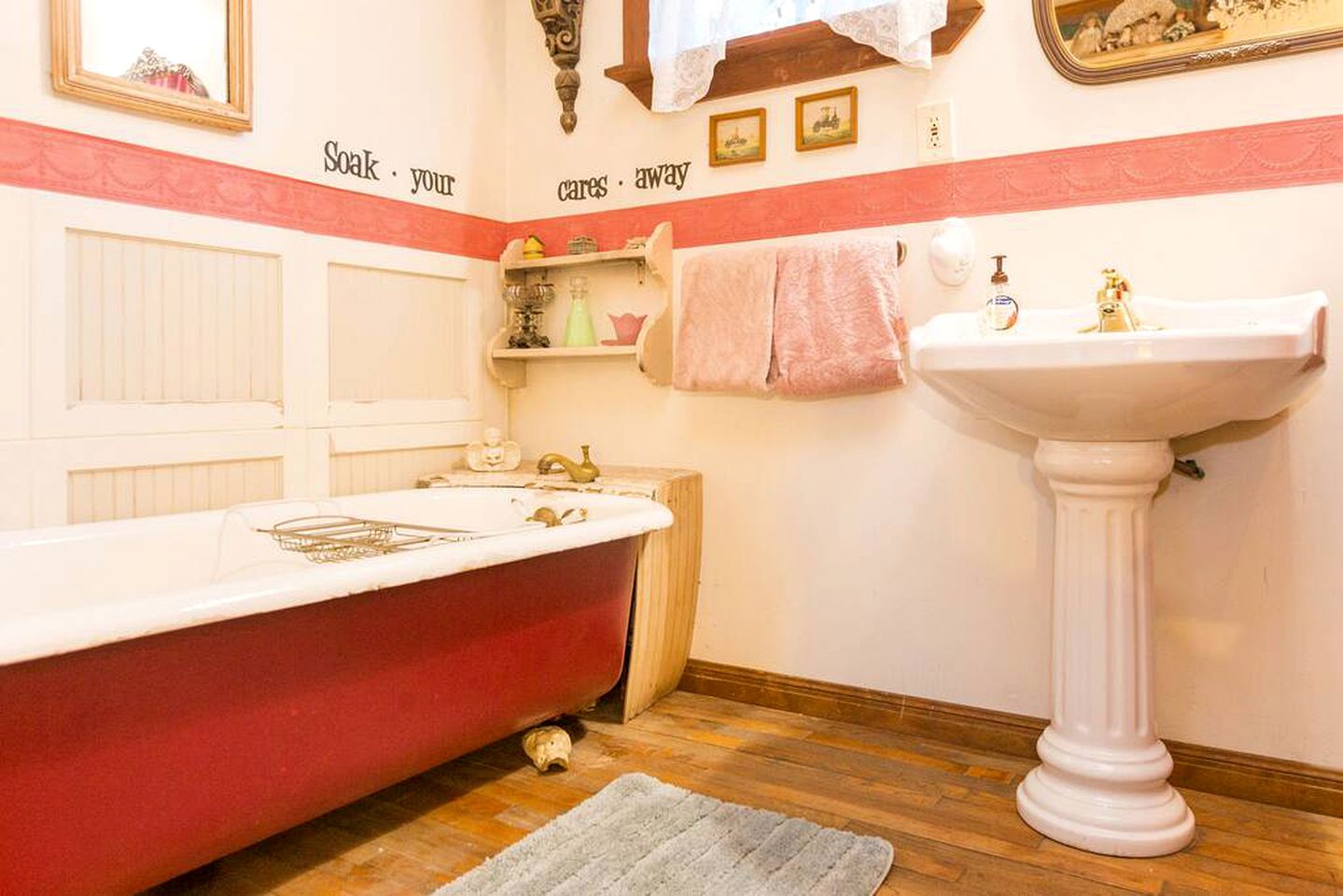 Rustic Victorian-Style Cottage Rental with Clawfoot Bathtub on Hamilton Creek, Texas