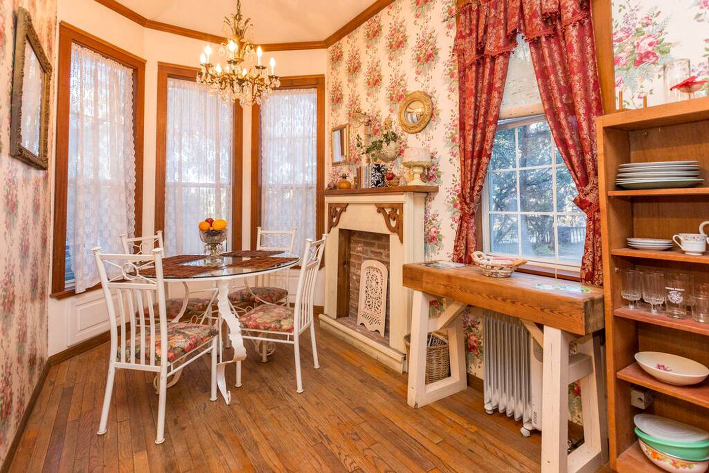 Rustic Victorian-Style Cottage Rental with Clawfoot Bathtub on Hamilton Creek, Texas