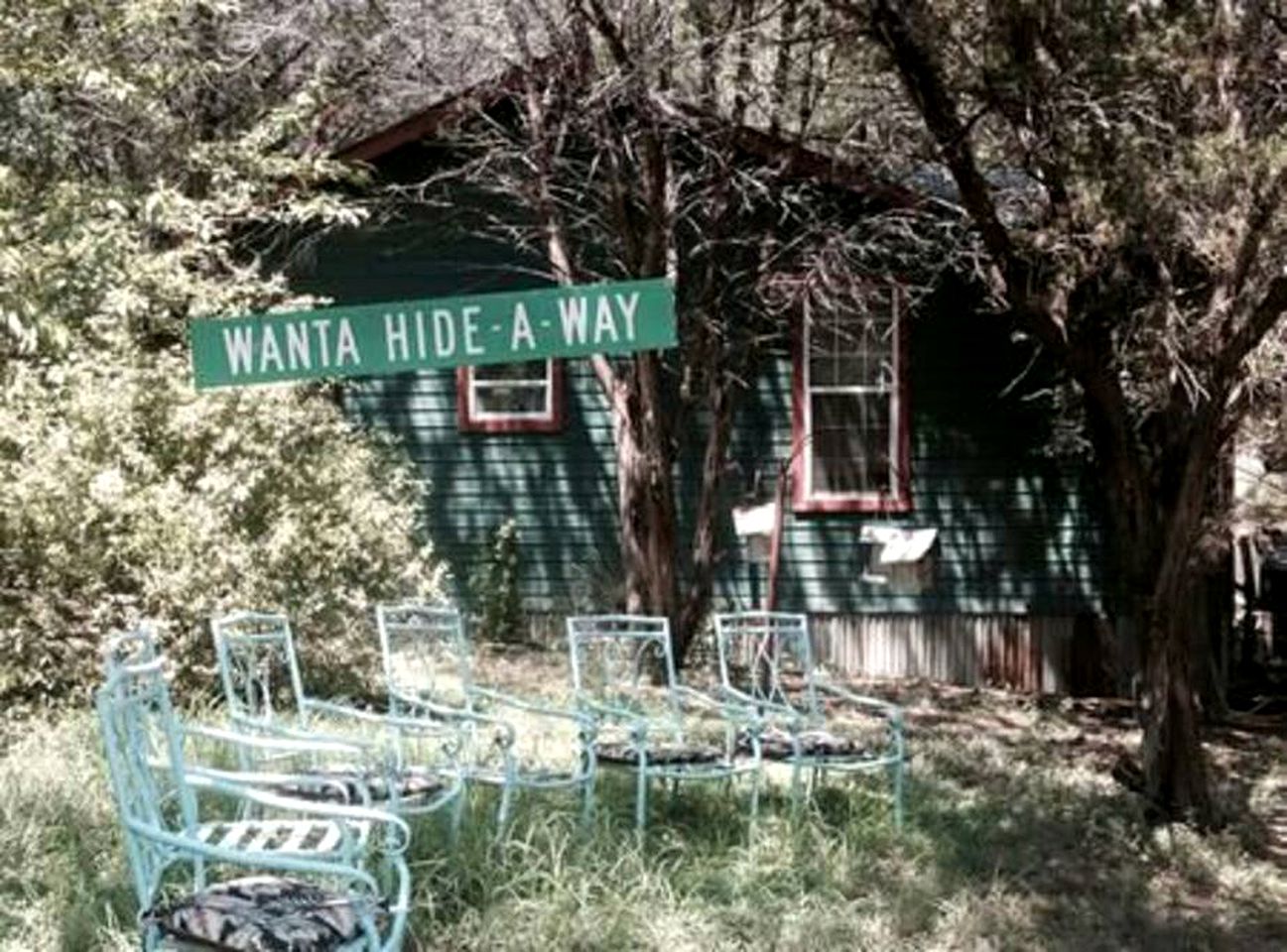 Rustic Victorian-Style Cottage Rental with Clawfoot Bathtub on Hamilton Creek, Texas