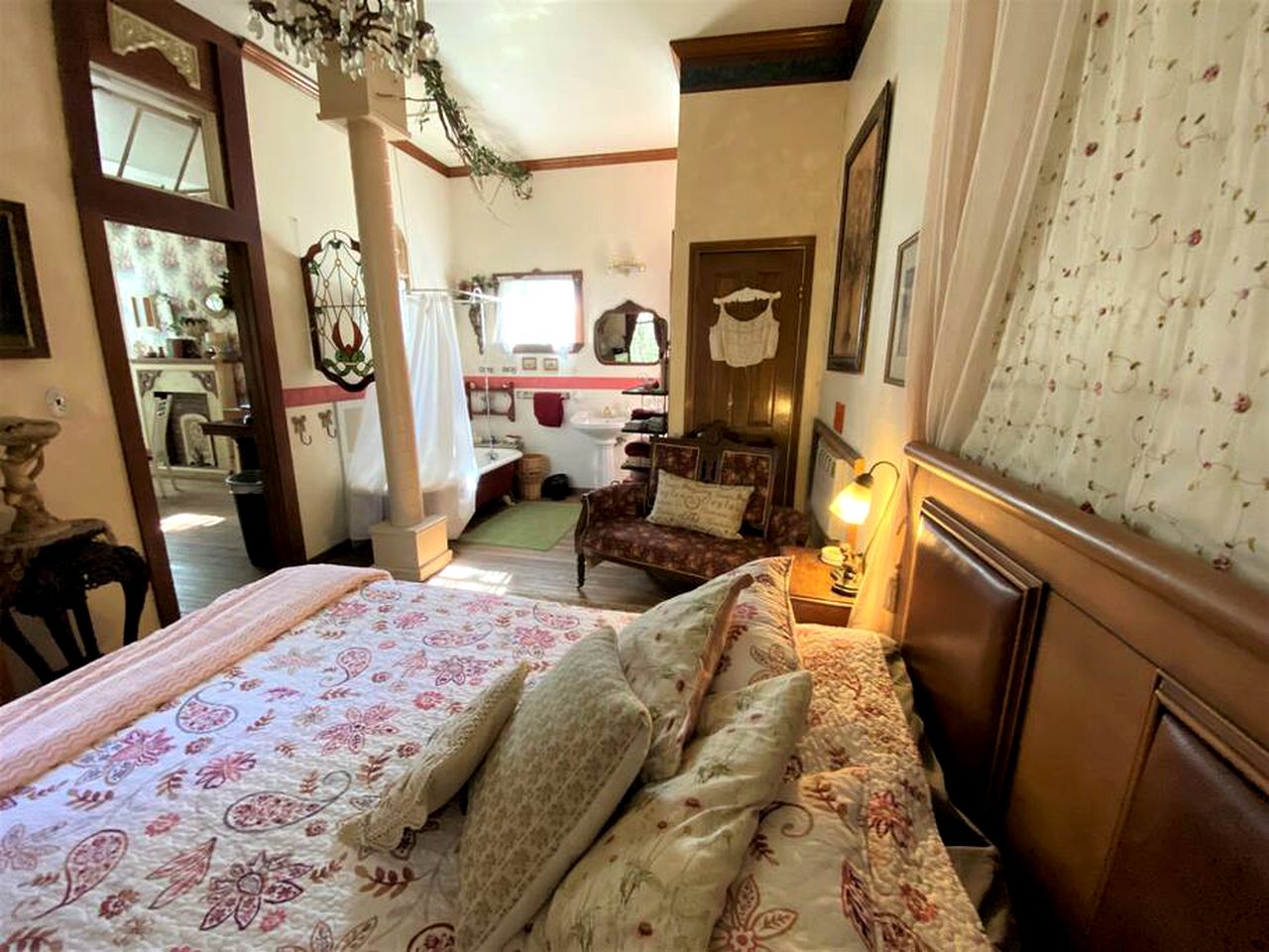 Rustic Victorian-Style Cottage Rental with Clawfoot Bathtub on Hamilton Creek, Texas