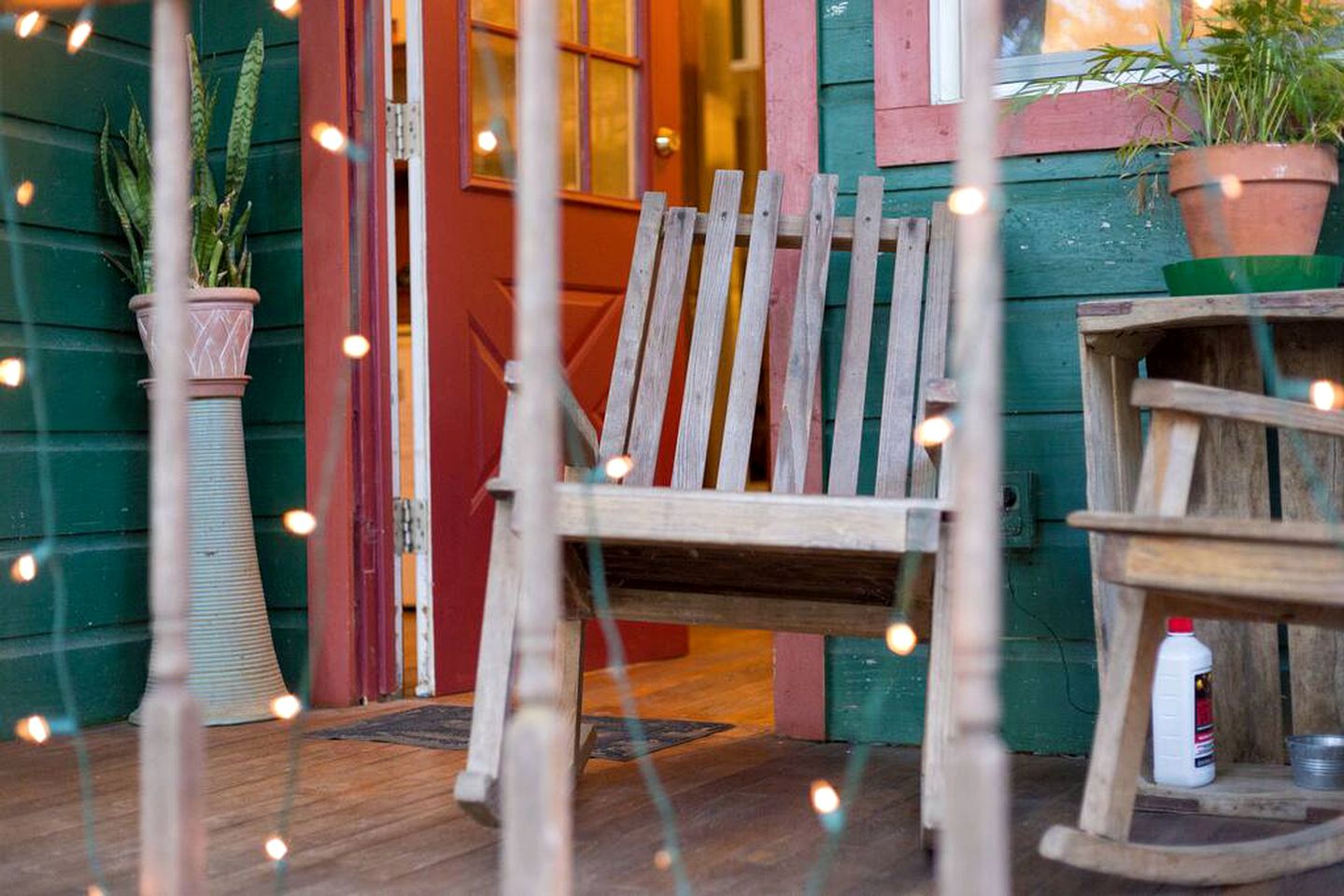 Rustic Victorian-Style Cottage Rental with Clawfoot Bathtub on Hamilton Creek, Texas