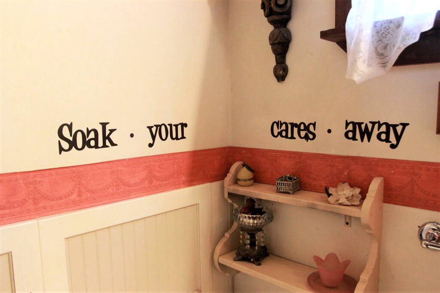 Rustic Victorian-Style Cottage Rental with Clawfoot Bathtub on Hamilton Creek, Texas