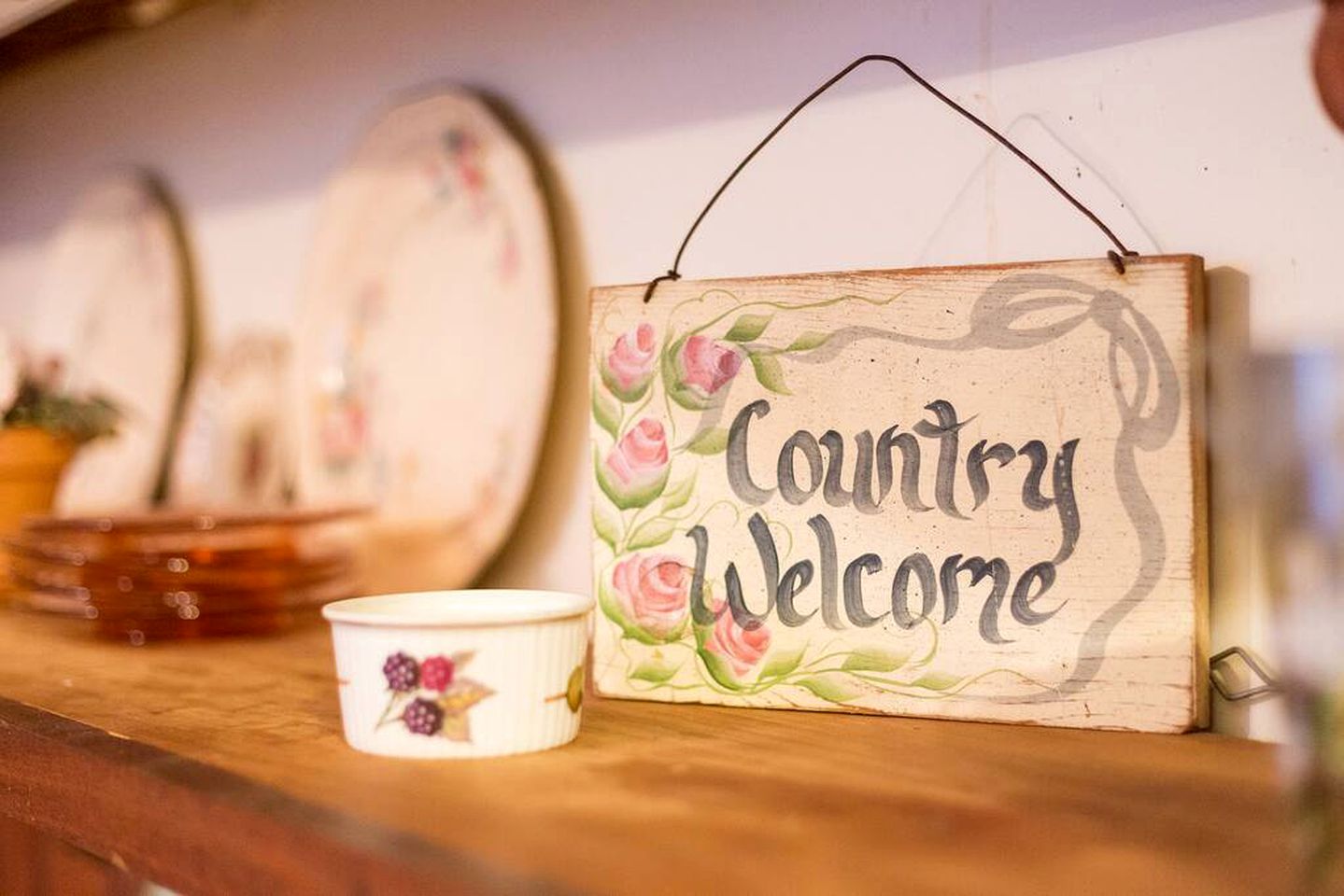 Rustic Victorian-Style Cottage Rental with Clawfoot Bathtub on Hamilton Creek, Texas