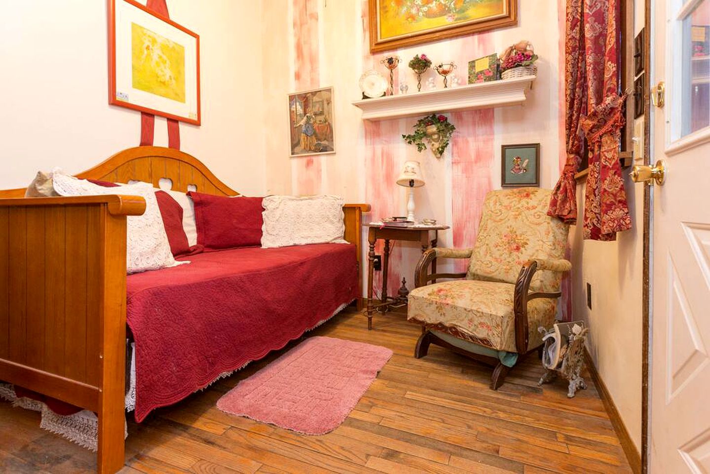 Rustic Victorian-Style Cottage Rental with Clawfoot Bathtub on Hamilton Creek, Texas