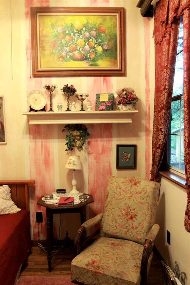 Rustic Victorian-Style Cottage Rental with Clawfoot Bathtub on Hamilton Creek, Texas