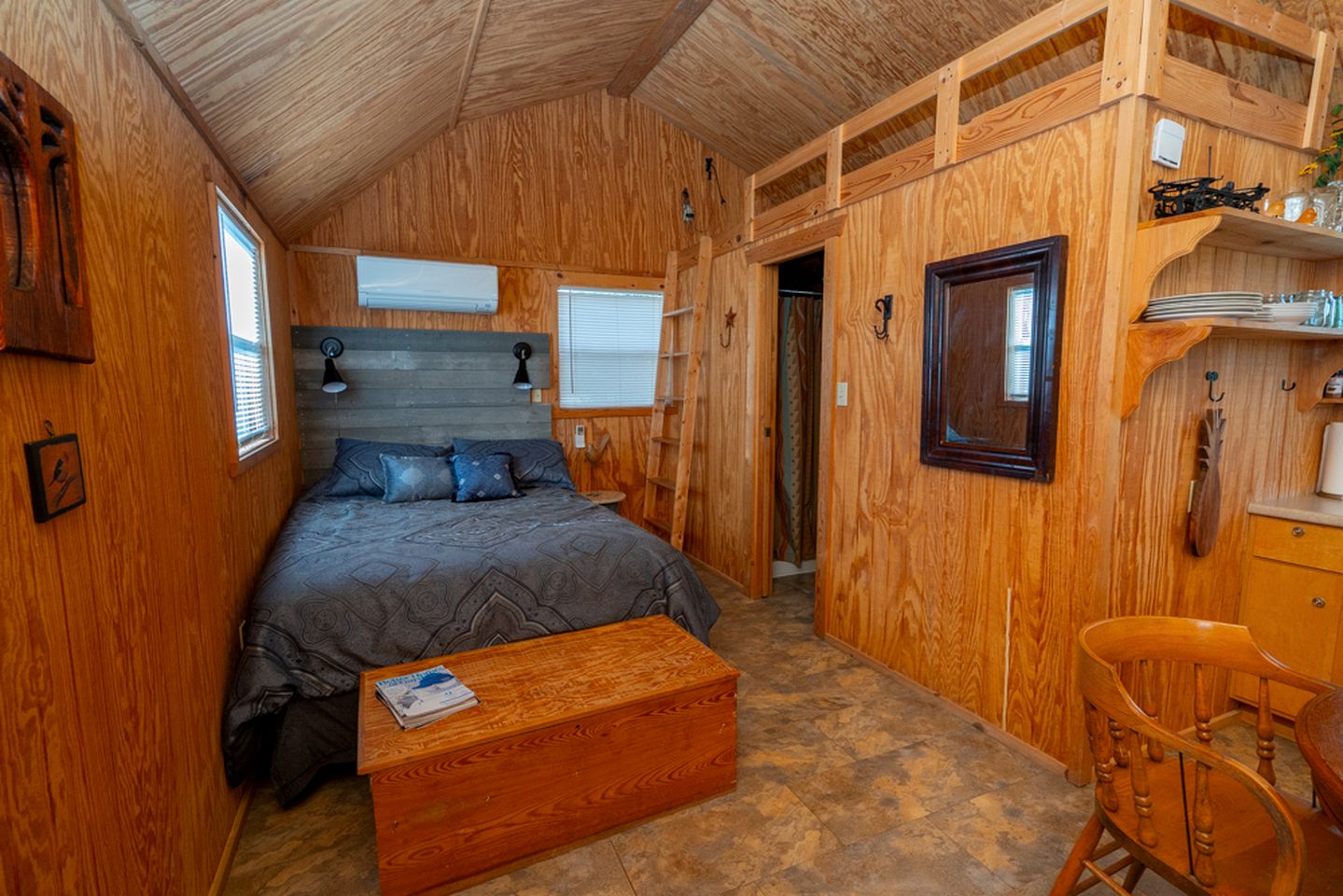 Cozy Cabin Glamping Site in Eldorado, Perfect for Romantic Getaways Exploring Texas