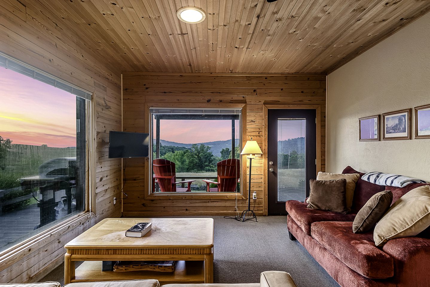 Cozy Cabin with Hot Tub and Incredible Views in Compton, AR