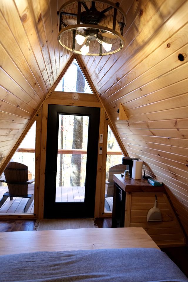 Cozy Tree Cabin with Wonderful Views from the Deck by Tappan Lake in Ohio