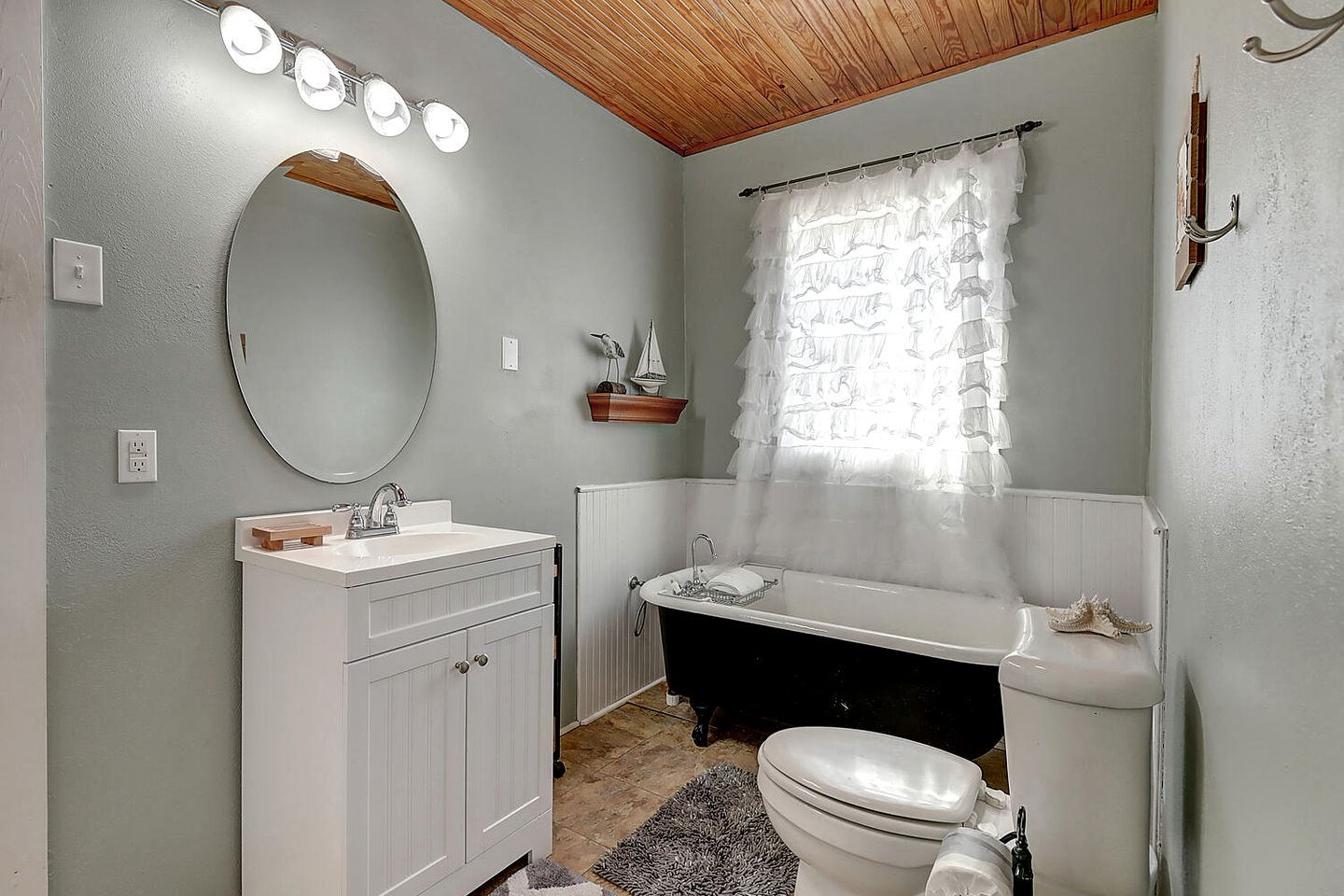 Fantastic Spacious Cottage with Private Garden Perfect for Families in Rockport, Texas