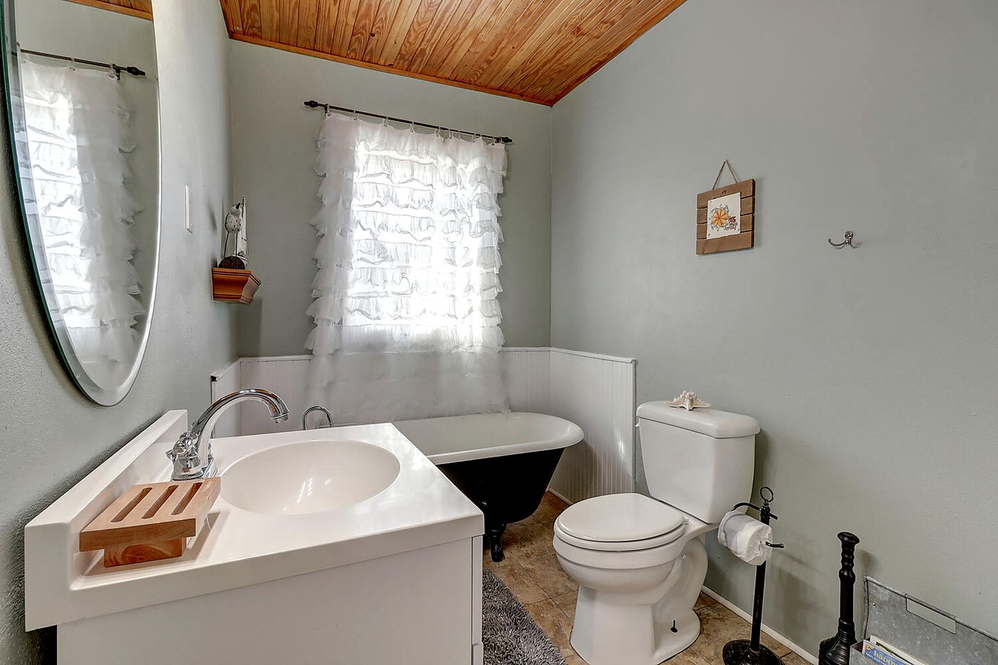 Fantastic Spacious Cottage with Private Garden Perfect for Families in Rockport, Texas