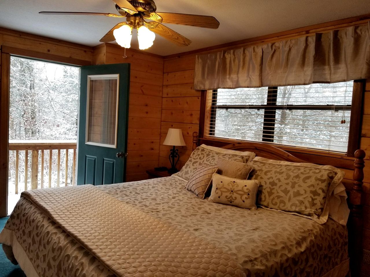 Delightful Cabin with Hot-Tub on the Deck and Indoor Jacuzzi in Arkansas