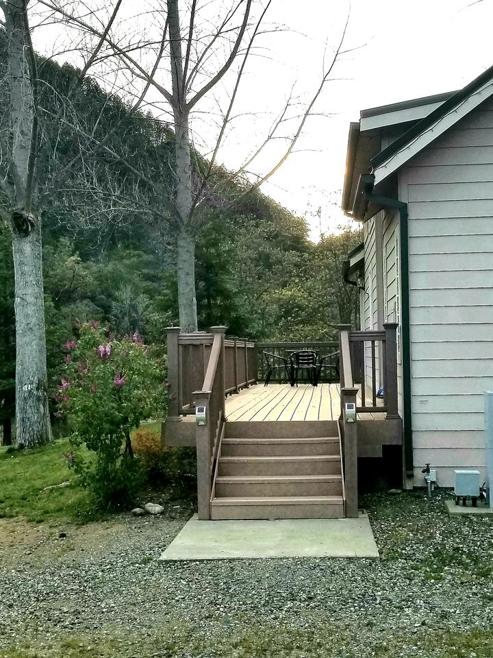 Family-Size Cottage with Trinity River Views in California