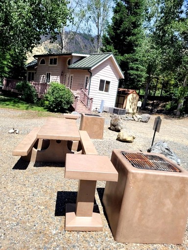 Cottages (United States of America, Big Flat, California)