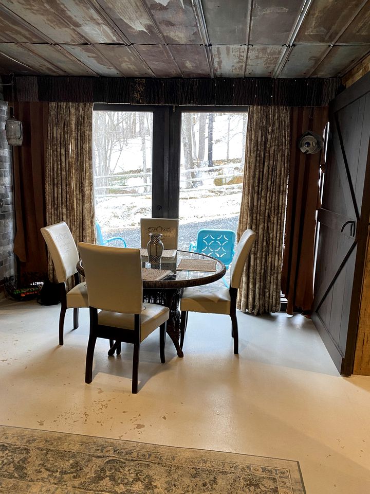 Fantastic Barn Suite with Hot-tub and Petting Zoo in Sugar Grove, North Carolina