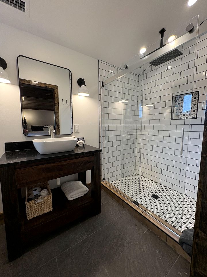 Spacious and Luxurious Farmhouse with Private Hot Tub and Game Room, Perfect for a Weekend Escape from Asheville